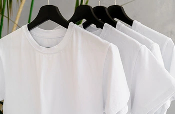 Textil- und Bekleidungsqualität: Die Inspektion eines T-Shirts